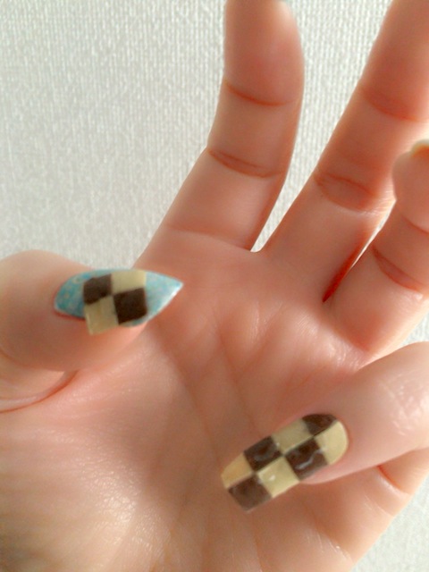 アイスボックスクッキーでお茶会ネイル（仮留め状態）