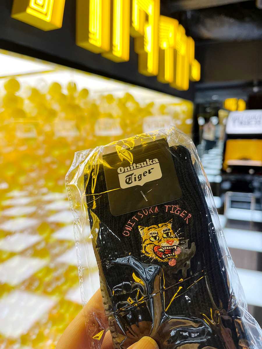 オニツカタイガー 新宿 ガチャ