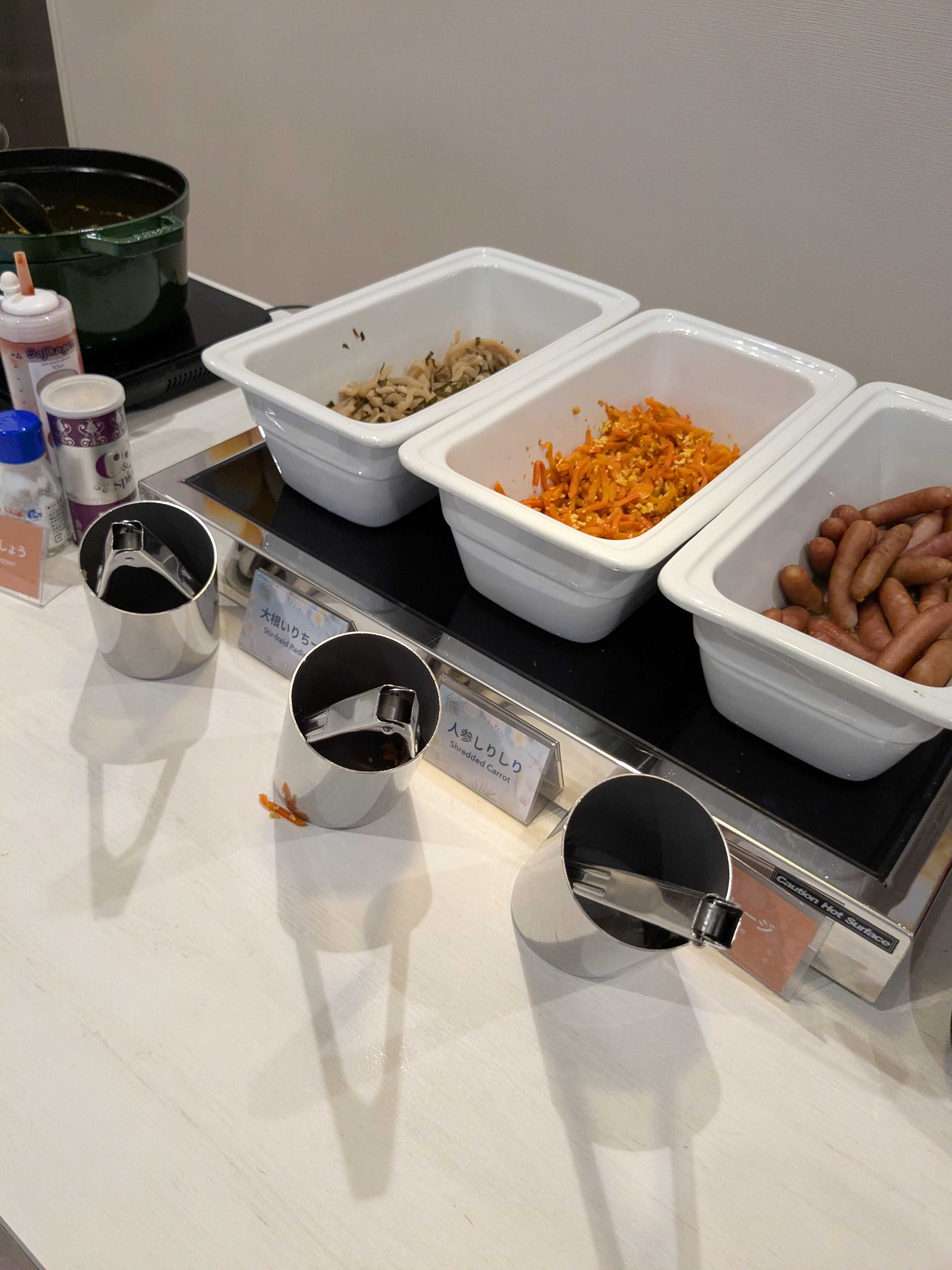 コンフォートホテル石垣島 朝食ビュッフェメニュー　大根いりちー、人参しりしり、ソーセージ