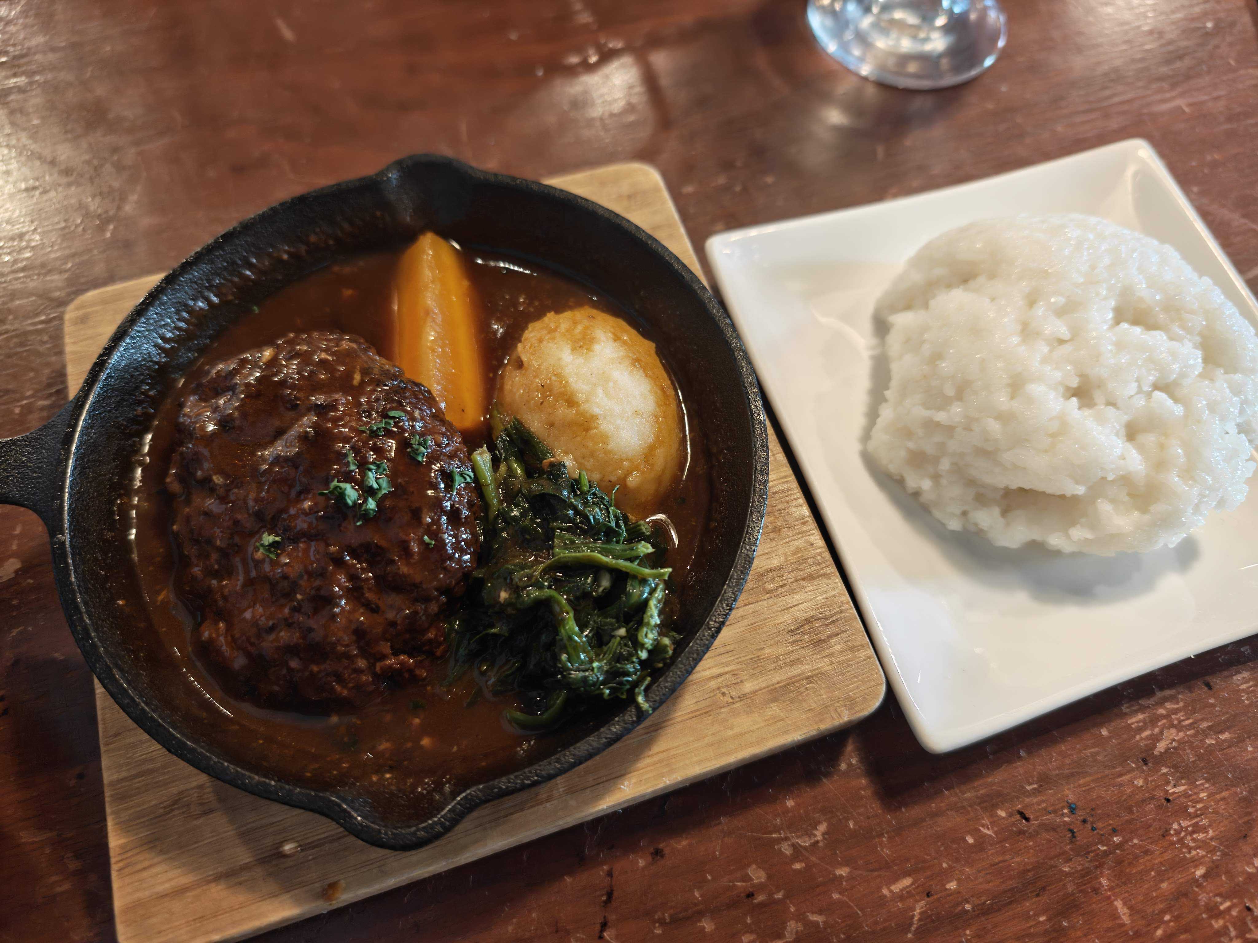 クラフトビアマーケット 虎ノ門店　ひとりランチ　料理長自慢の煮込みハンバーグ ランチセット