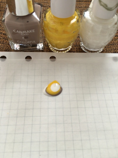 ポリッシュを混ぜてクッキー色を作る