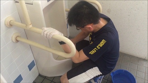 公衆トイレ掃除　山田店長