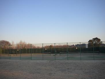 ２／１１　誰もいないtennis court.JPG