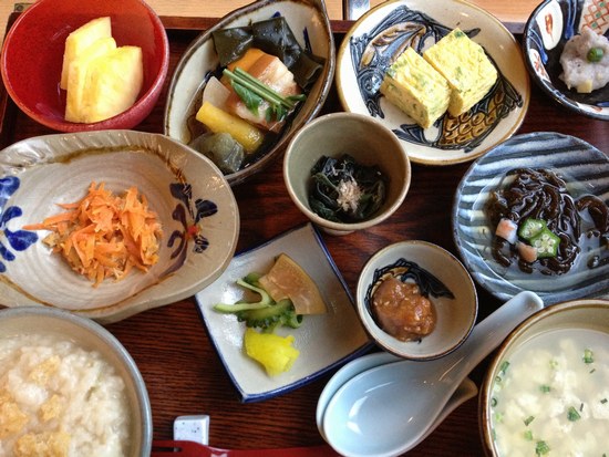 3ホテル朝食読谷焼２550.jpg