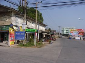 メークローン川対岸の町