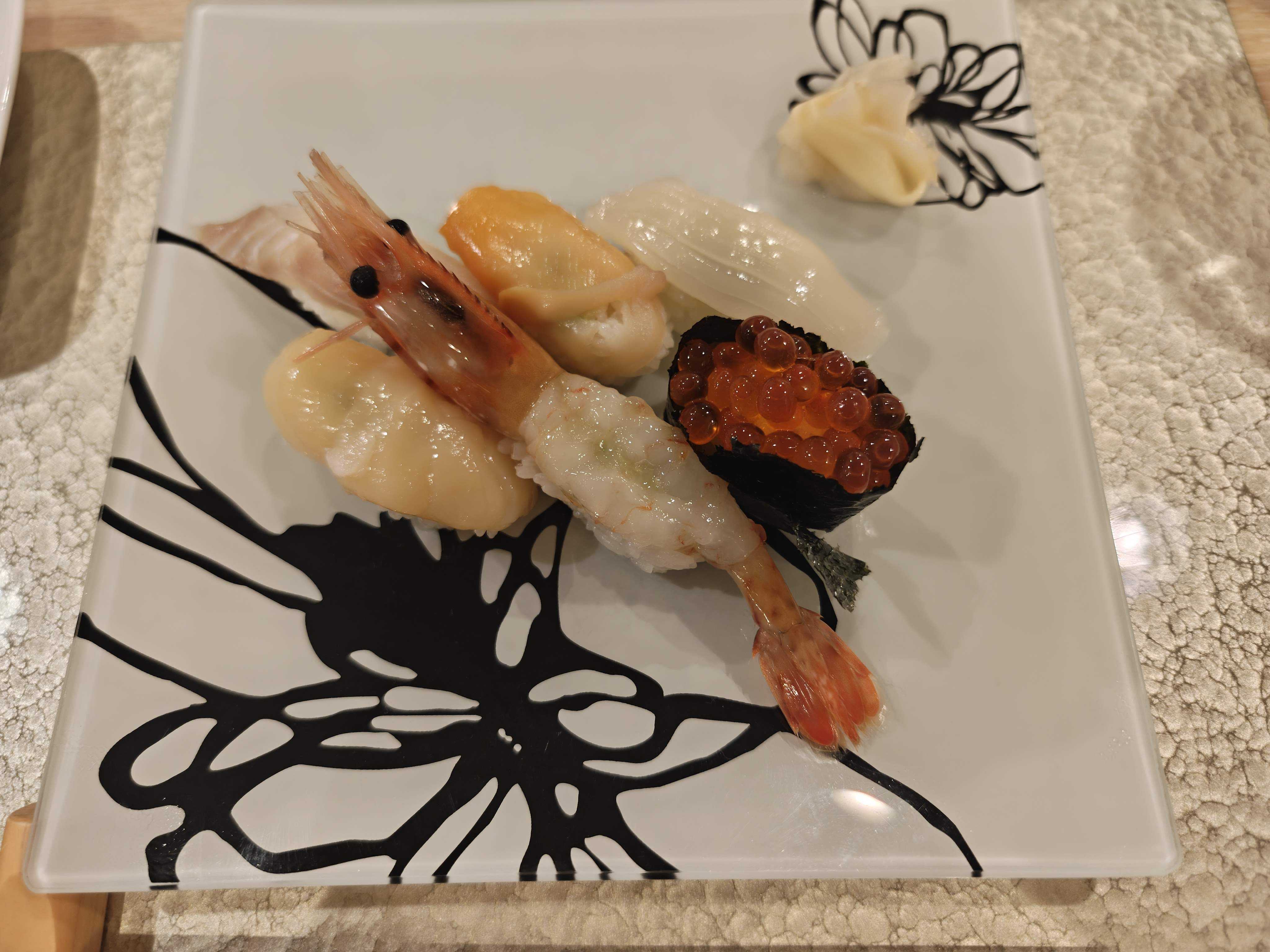 湯の川温泉 笑 函館屋　夕食　寿司　白身・烏賊・赤貝・牡丹海老・帆立・いくら