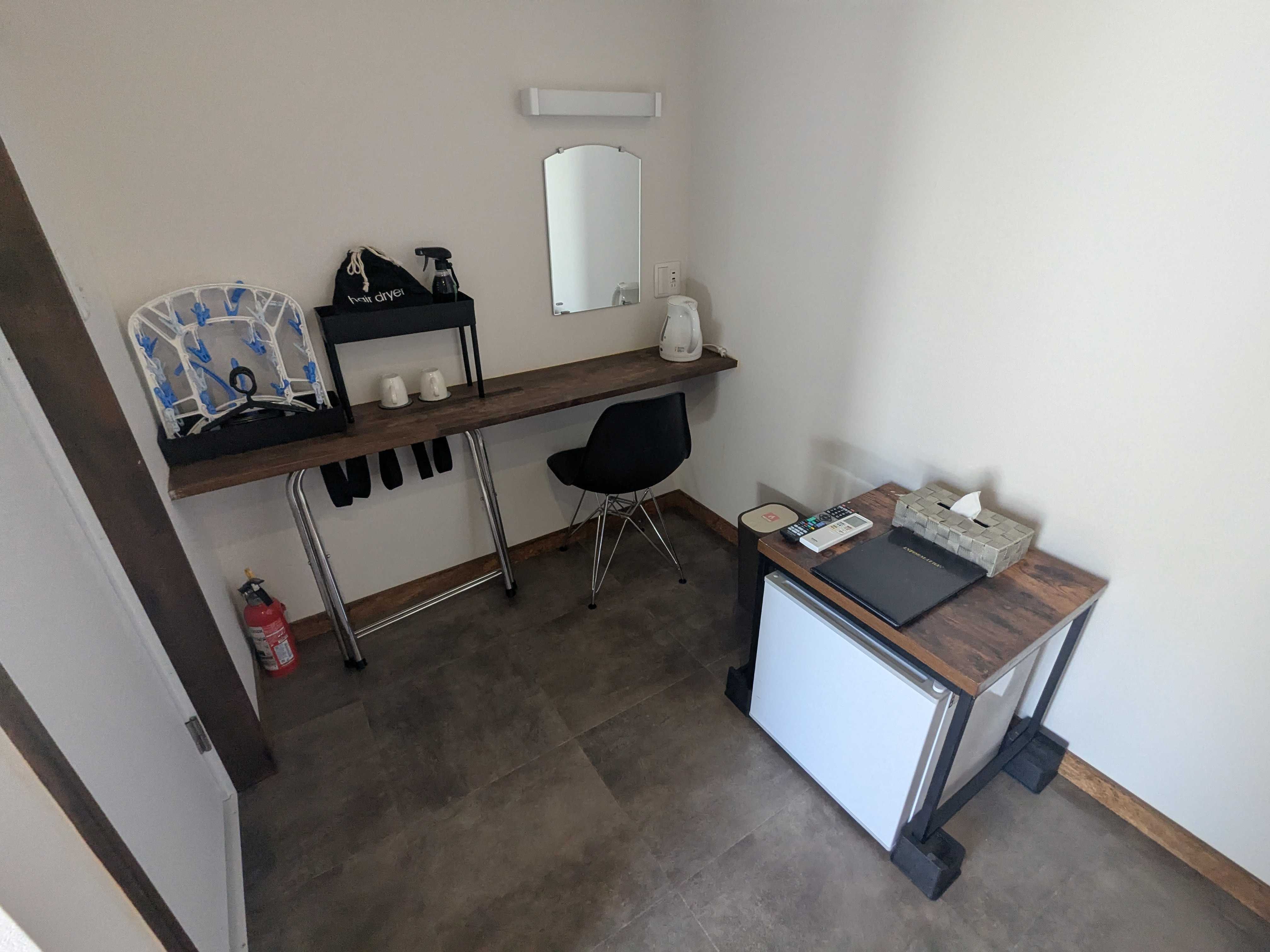 リゾートイン西表島 部屋　冷蔵庫、机、鏡