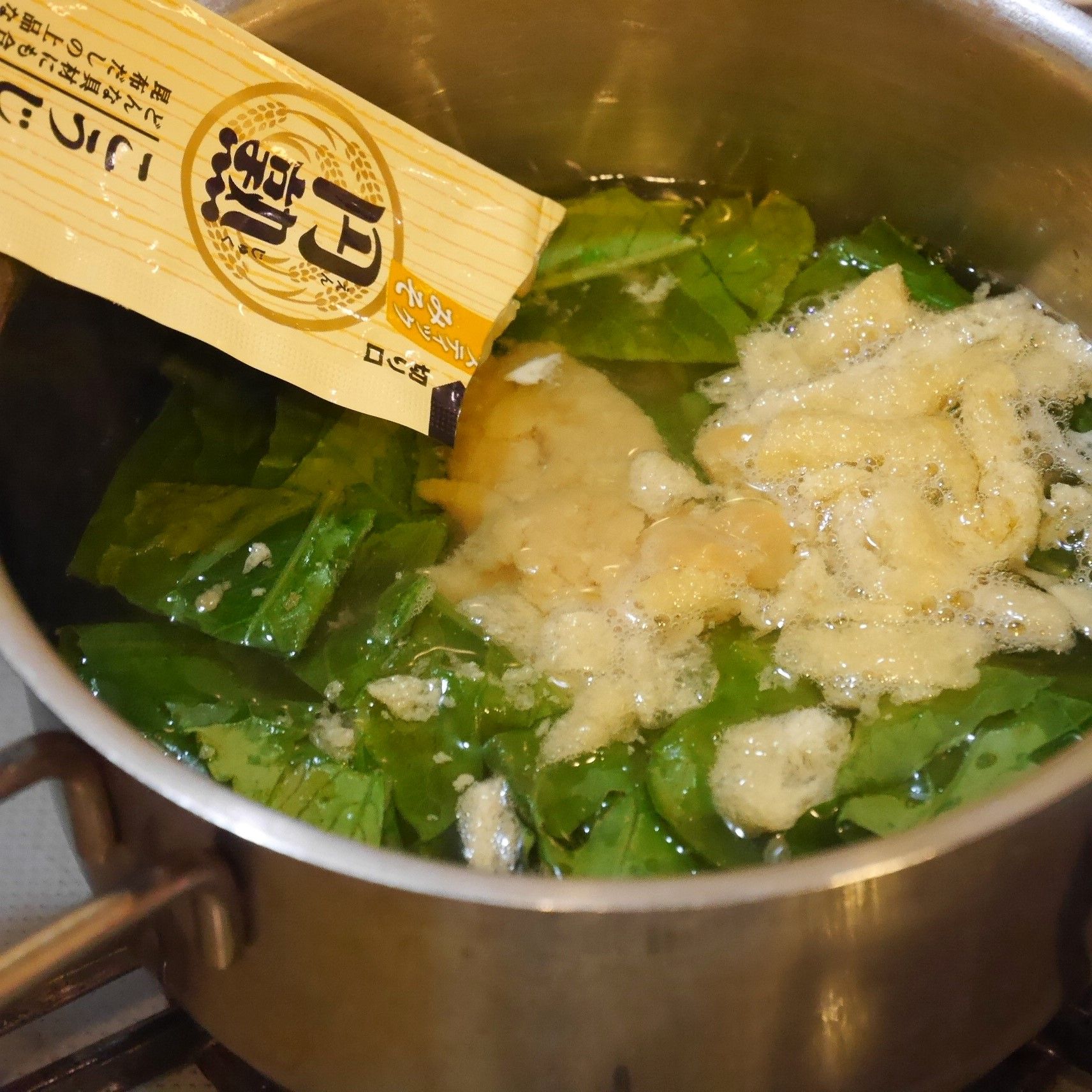 ひかり味噌_スティック味噌_味噌汁_味噌を入れる