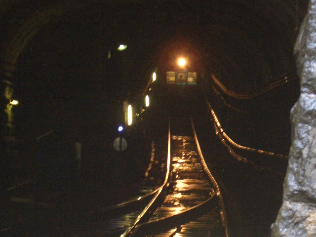 トンネルの中の電車