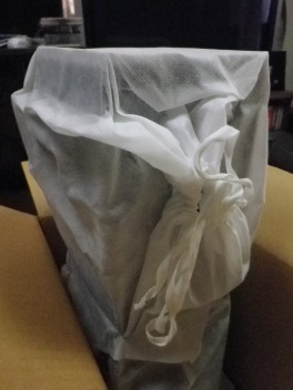 不織布製と思われる袋に入ってます