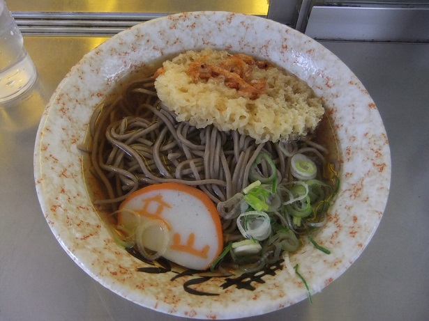 立山そば（立山駅ホーム内）の天ぷらそば１