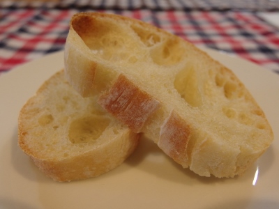 トラットリア　ブォン　チーボ　　フランスパン.jpg