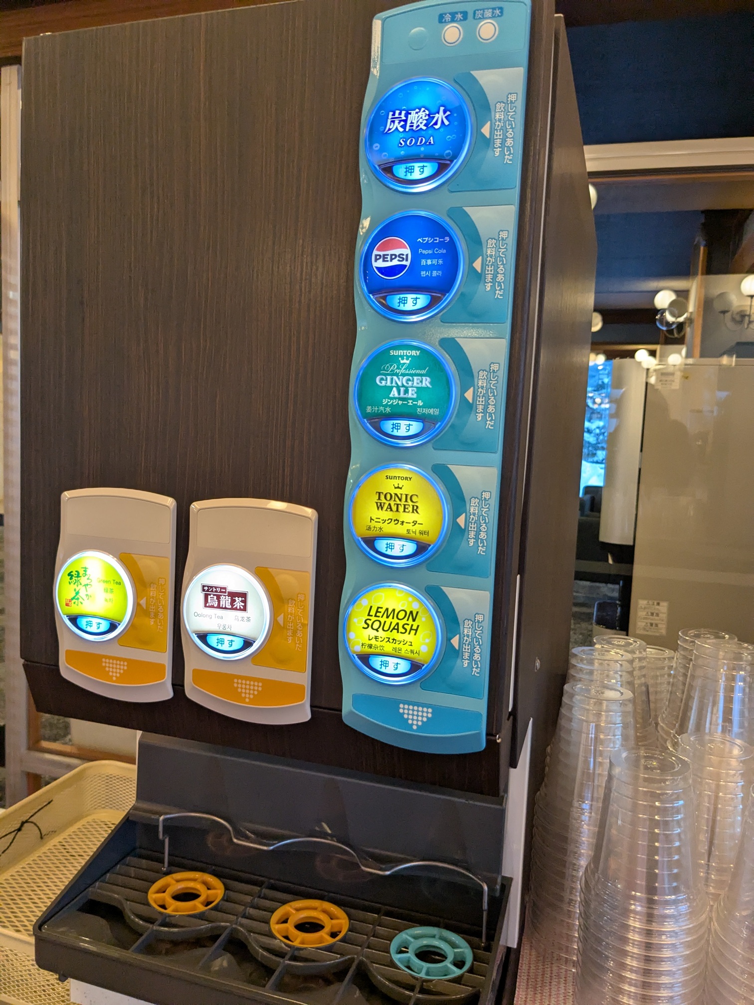 長野県湯田中温泉　ホテル＆リゾート山の内ヒルズ　ラウンジ　フリードリンク