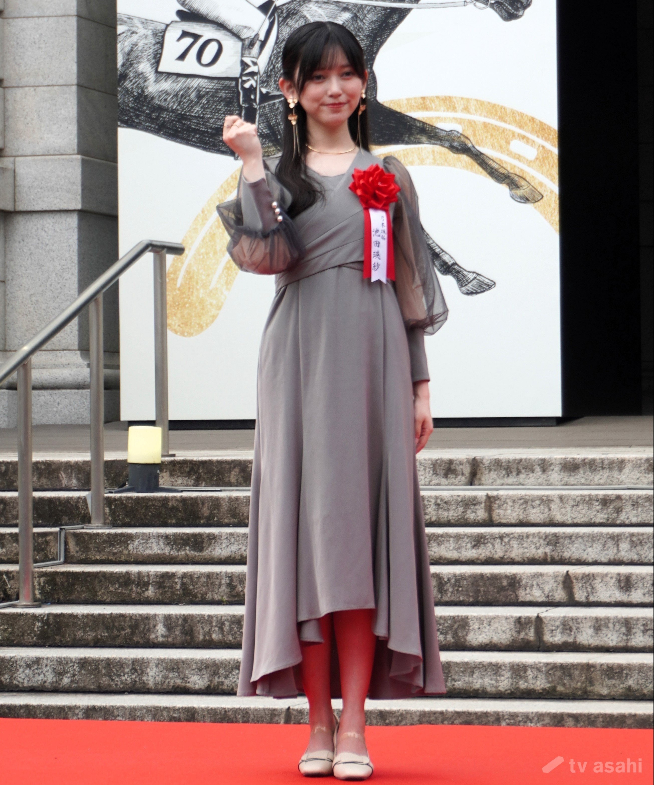 ☆乃木坂46♪池田瑛紗、上品ドレスでJRA特別展示のセレモニー