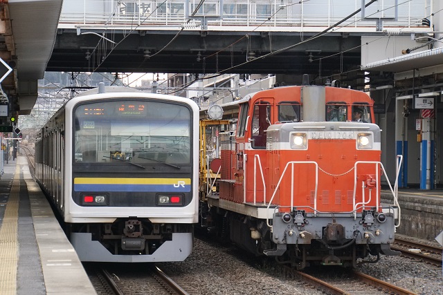 DE10 1704牽引 銚子ロングチキ工臨と 並んで発車2