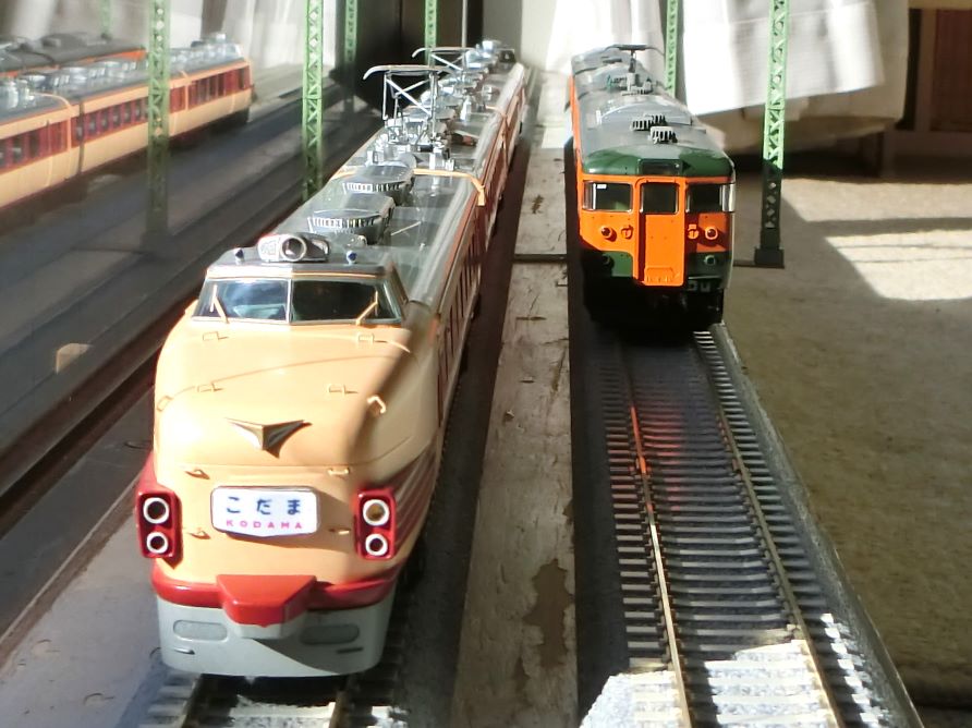 東海道本線を行く151系「こだま」と115系湘南色 | HOゲージの世界へ