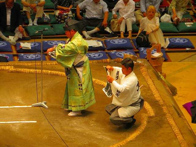 大相撲豆知識 ざっくり 行司(ぎょうじ)・・・とは? 行司のお仕事 勝負の審判役 行司さんの人数 行司さんのお給料は? 行司さんになる方法 ...