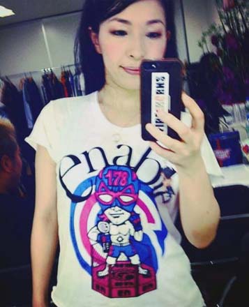 7 ファイナルグッズ UネックTシャツ SATOKO着用.JPG