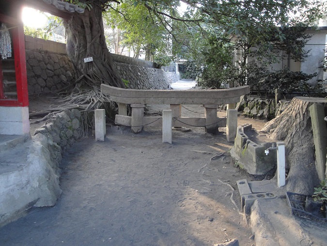 埋没鳥居の超拡大5415859122_f1a9260f63_o (3).jpg