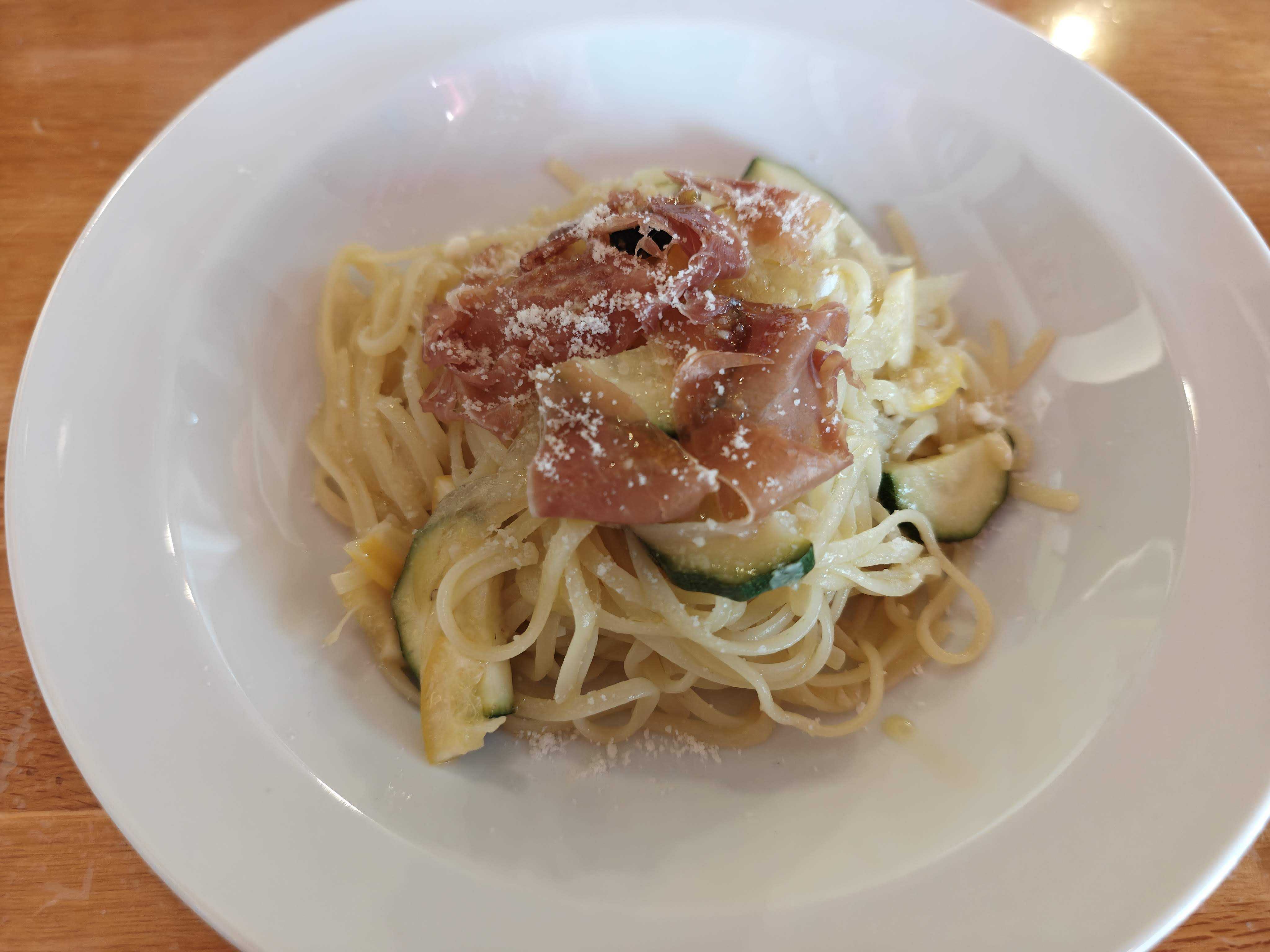新橋よりみちパスタ ランチ　ズッキーニと生ハムのレモンパスタ
