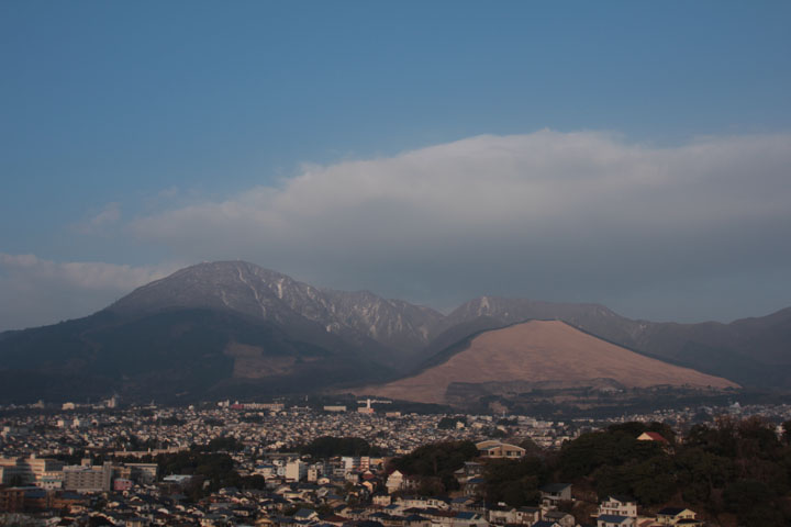 3月末でもまだ白い鶴見岳