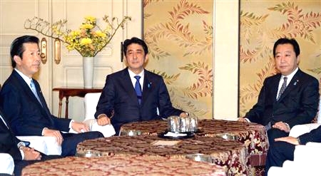 野田佳彦首相、自民党の安倍晋三総裁、公明党の山口那津男代表＝19日午後、国会内（酒巻俊介撮影）.jpg