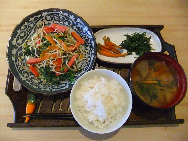 ニンジンの葉炒めと漬け物