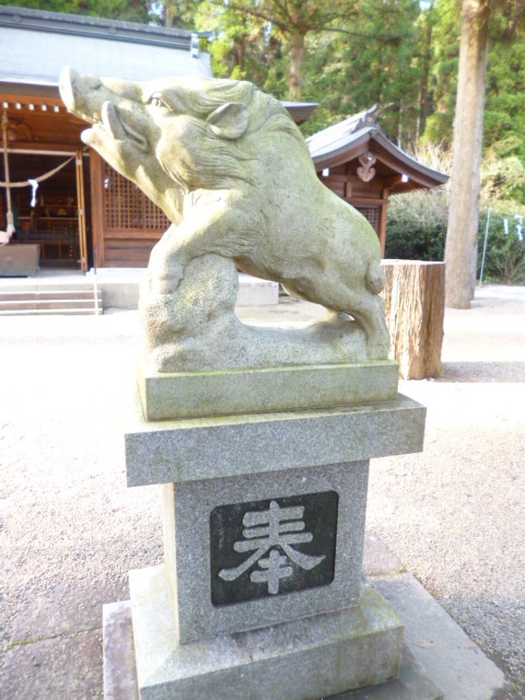 霧島　和気神社　狛猪　右