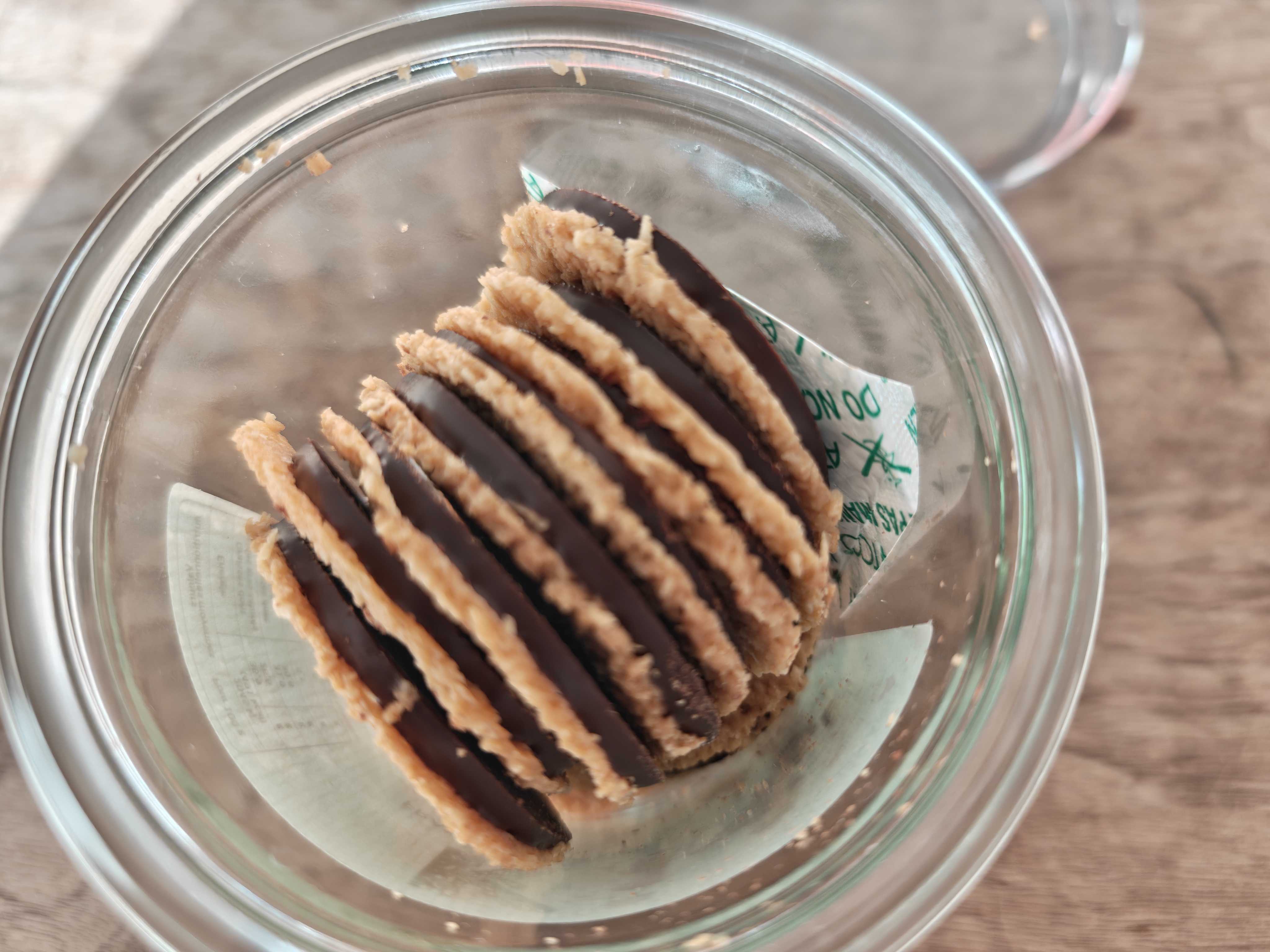 フランクケストナーのココナッツサブレ　ショコラクラブのフランスチョコ土産