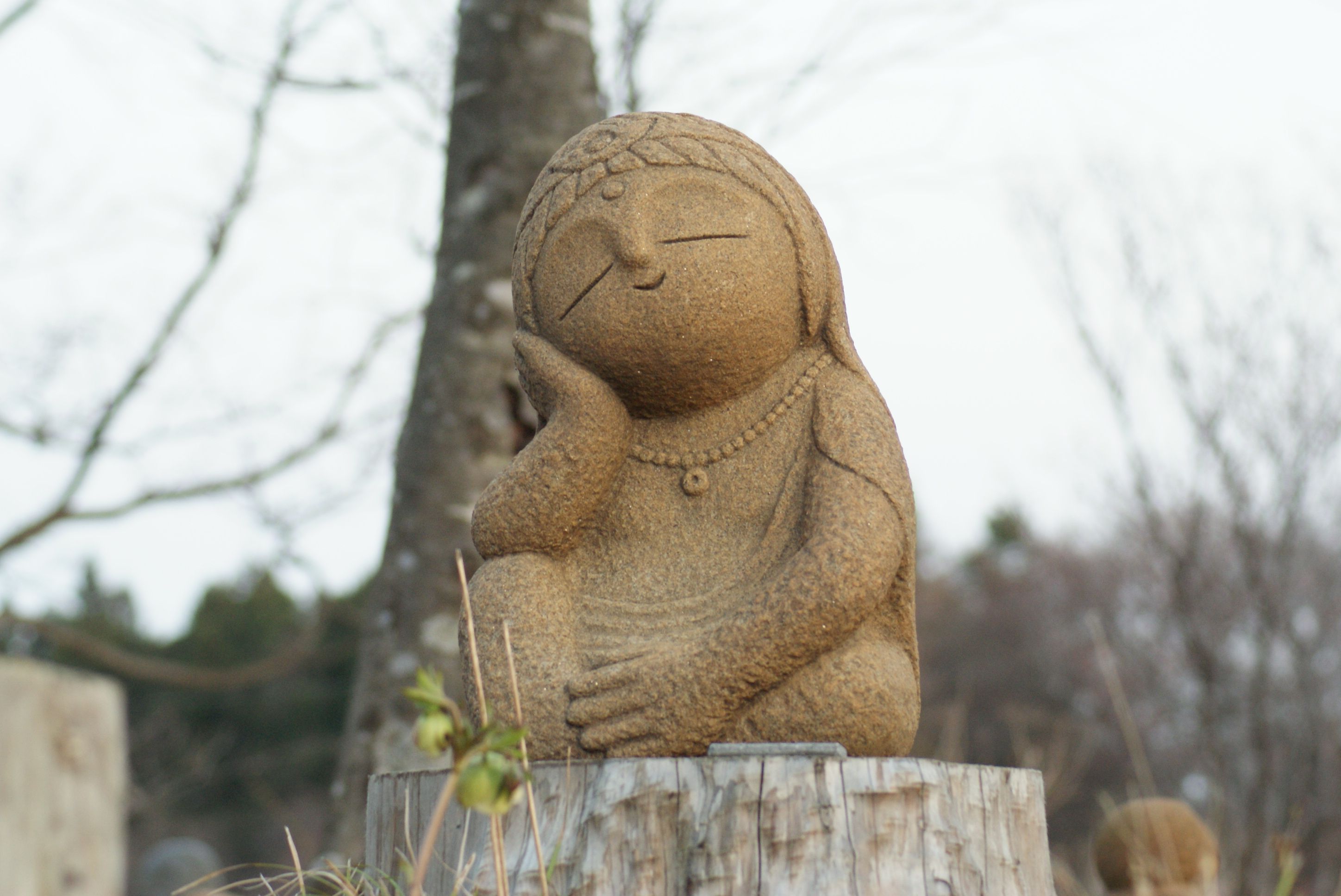 おでこの白毫 びゃくごう がある石んこ地蔵 いろんなクリスマスローズも 川崎町の石んこ日記 石んこ地蔵とともに 楽天ブログ