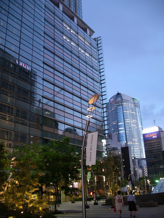 六本木ヒルズをバックに東京ミッドタウン