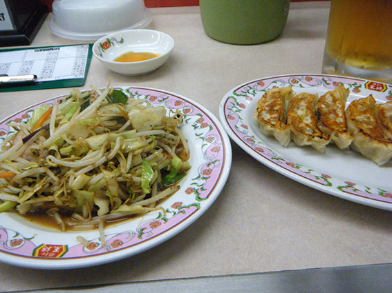 王将の餃子と野菜炒め♪