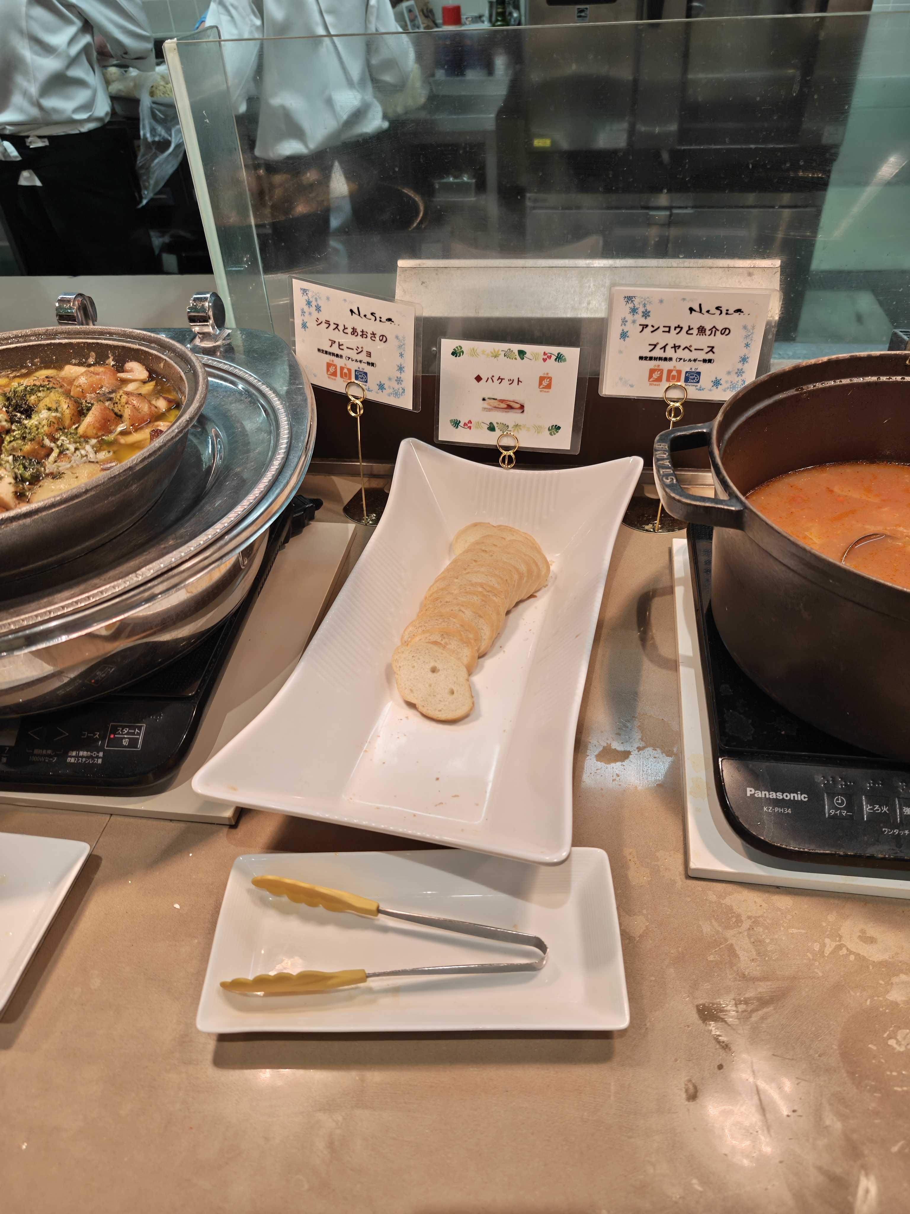 スパリゾートハワイアンズ モノリスタワー　夕食ビュッフェ　メニュー　シラスとあおさのアヒージョ、アンコウと魚介のブイヤベース