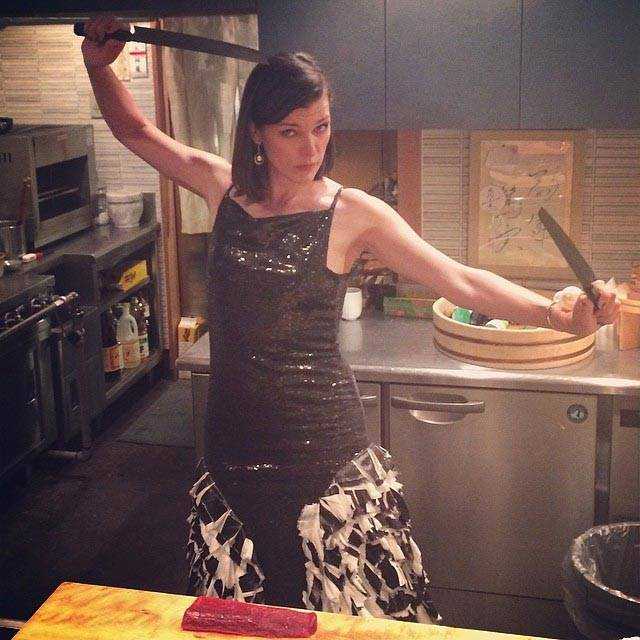 Milla Jovovich na Cozinha Atriz Famosa