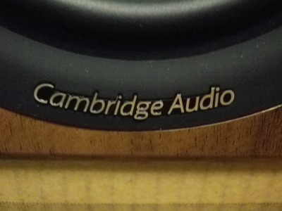 ウーハ　フレーム下部に Cambridge Audio ロゴ