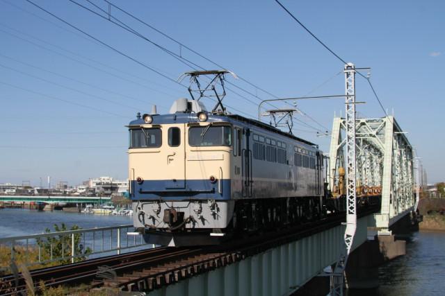 秋桜と EF65 1102 ＆EF65 1107 ロングチキ工臨 2