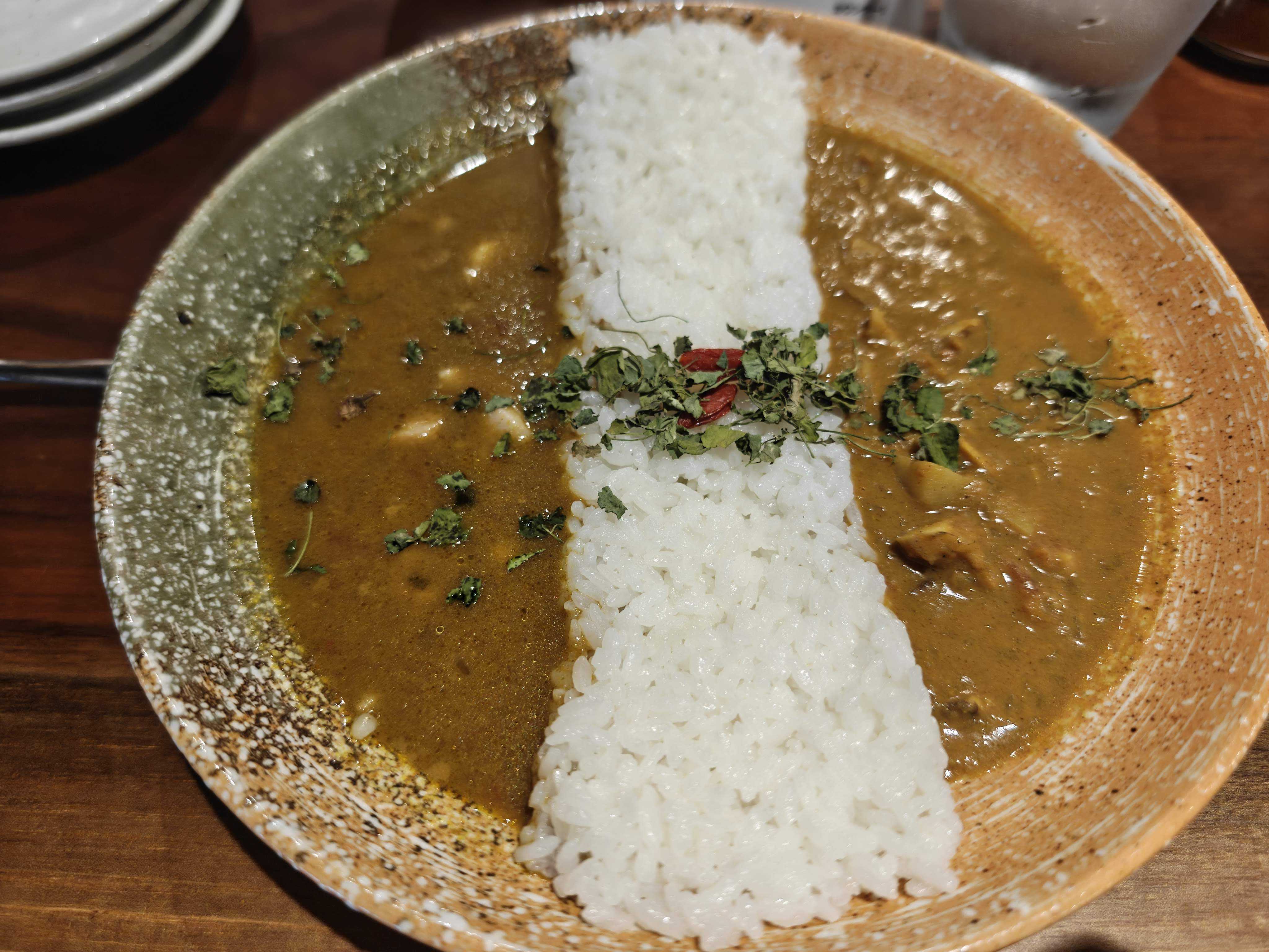 虎ノ門ランチ　麻布十番 薬膳カレー 新海 　2種盛り薬膳カレー