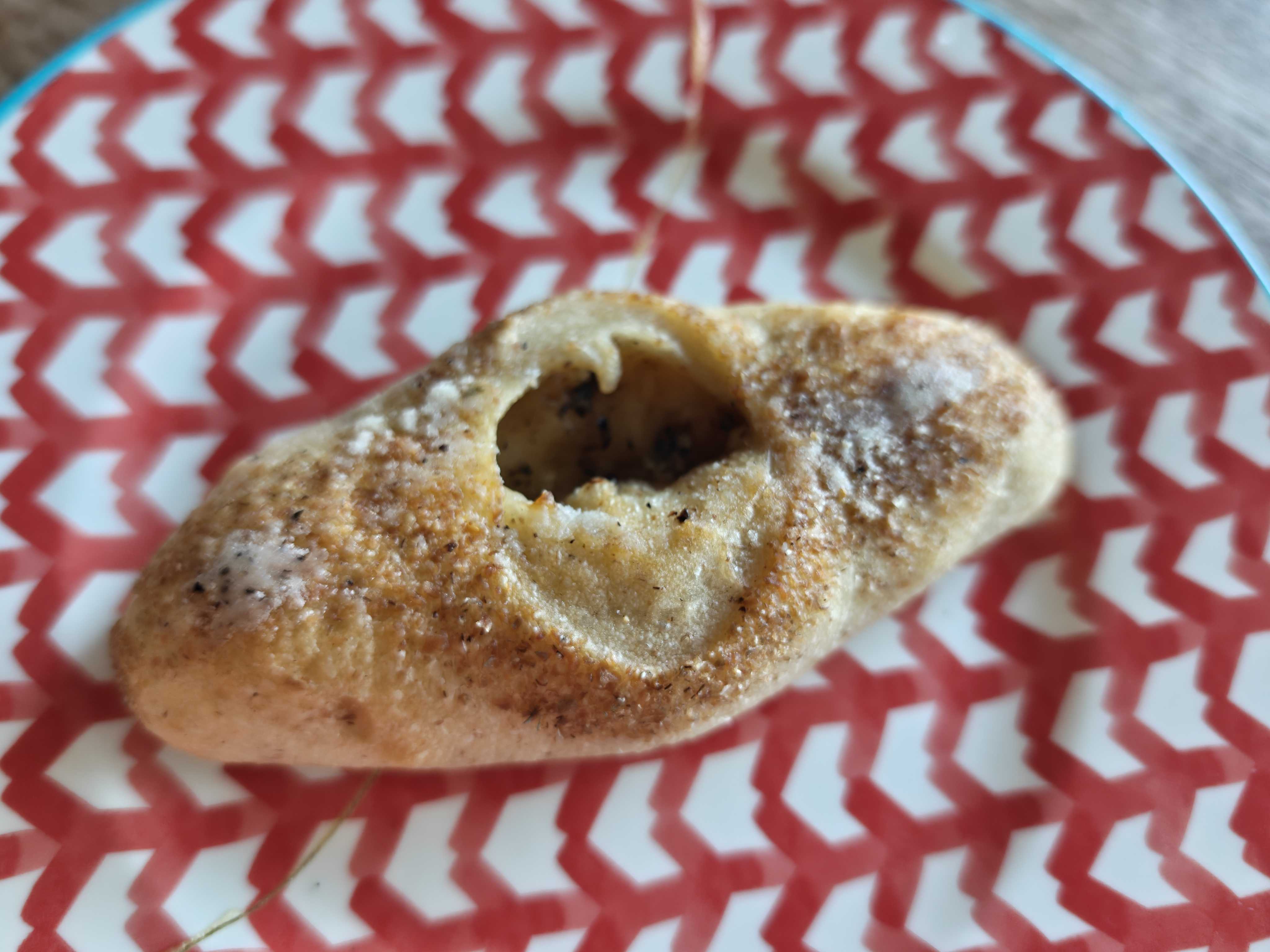 Boulangerie and Cafe Be 十三本店　ロスパン通販　黒トリュフの塩パン