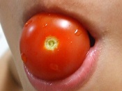 中玉トマトを食べる息子