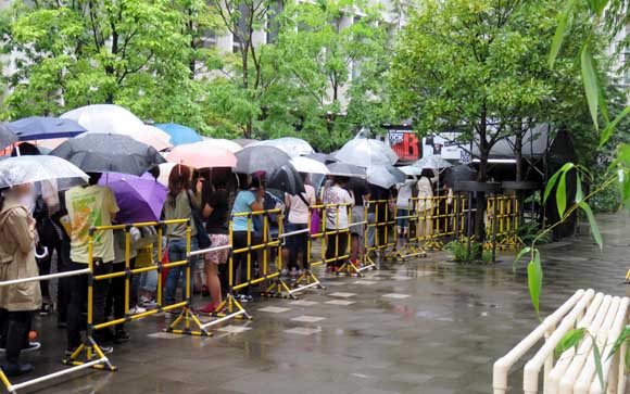 5 RBR グッズ行列 3.JPG