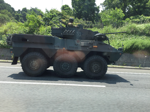 東名高速御殿場あたりで戦車のような ６輪タイヤ駆動車に遭遇 尾上 茂 の日記 おのログ 楽天ブログ