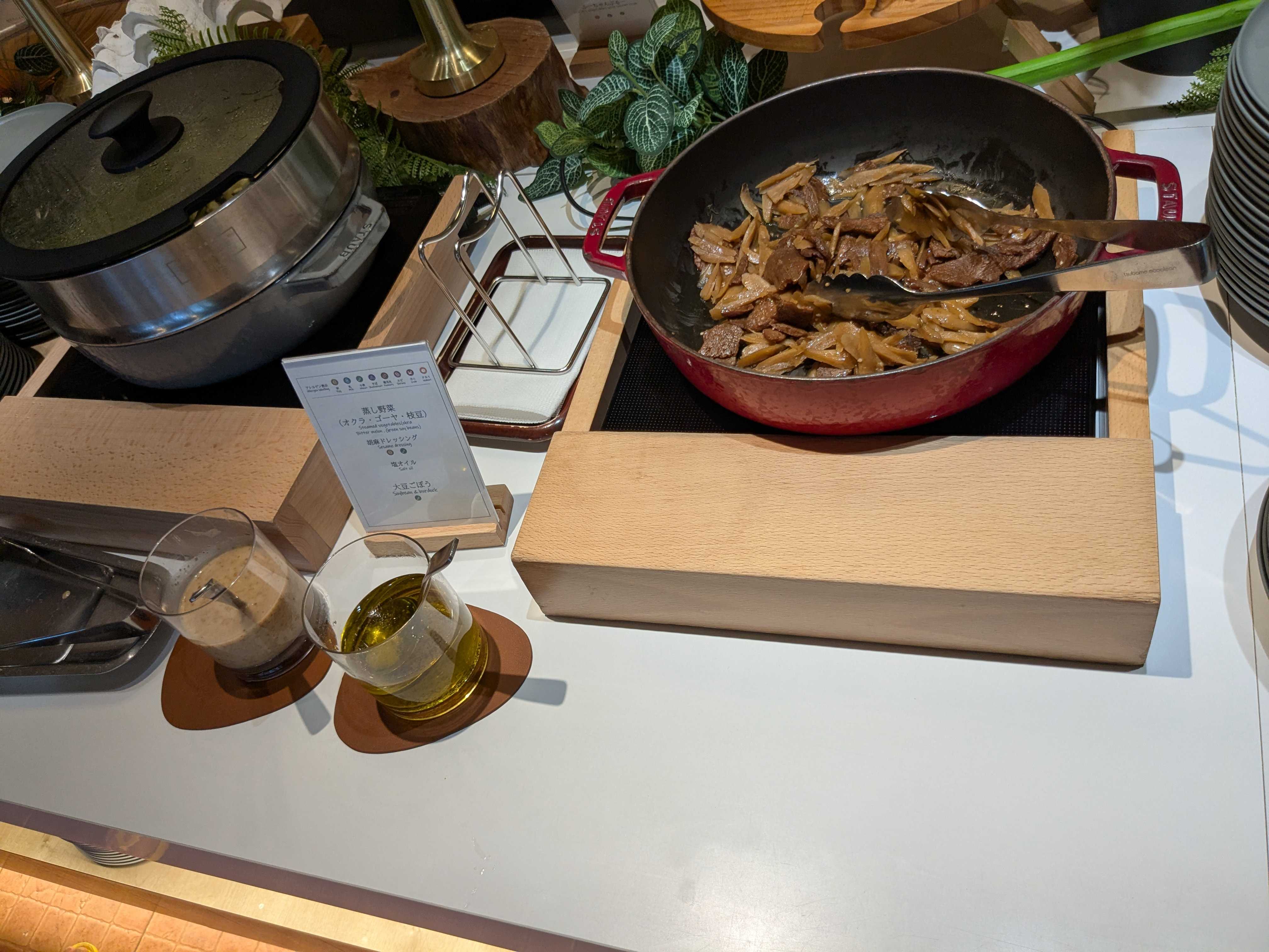 西表島ホテル by 星野リゾート 朝食ビュッフェ　内容　メニュー　蒸し野菜（オクラ、ゴーヤ、枝豆）、大豆ごぼう