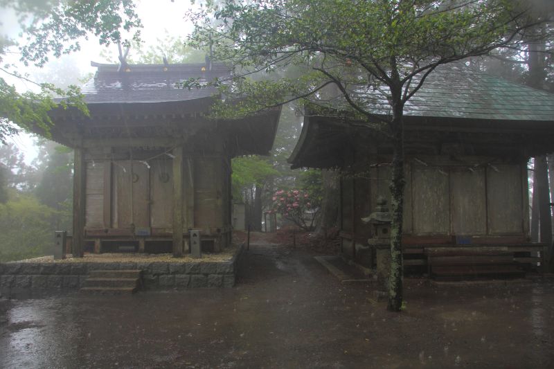 玉置神社_003大日堂殿・神輿殿・雨が土間に.jpg