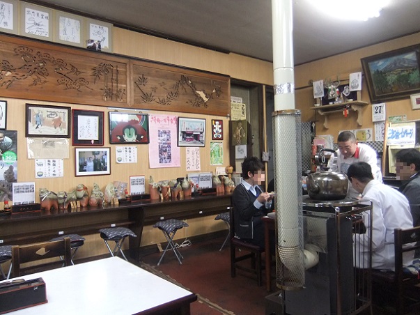 三忠食堂本店@弘前の店内1