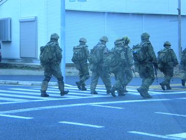 銃持ってどこ行く自衛隊.JPG