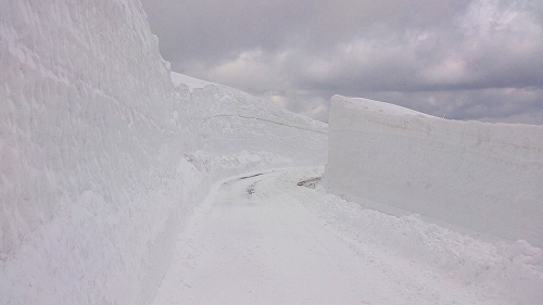 s-20140405刈田岳エコーライン除雪2.jpg