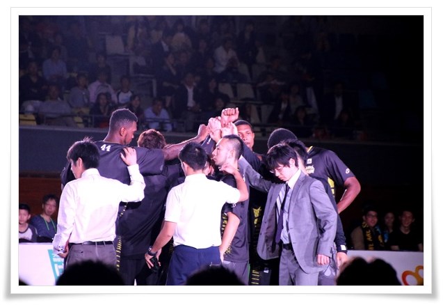 金沢武士団-4 選手紹介の後気合を入れて 15.10.3