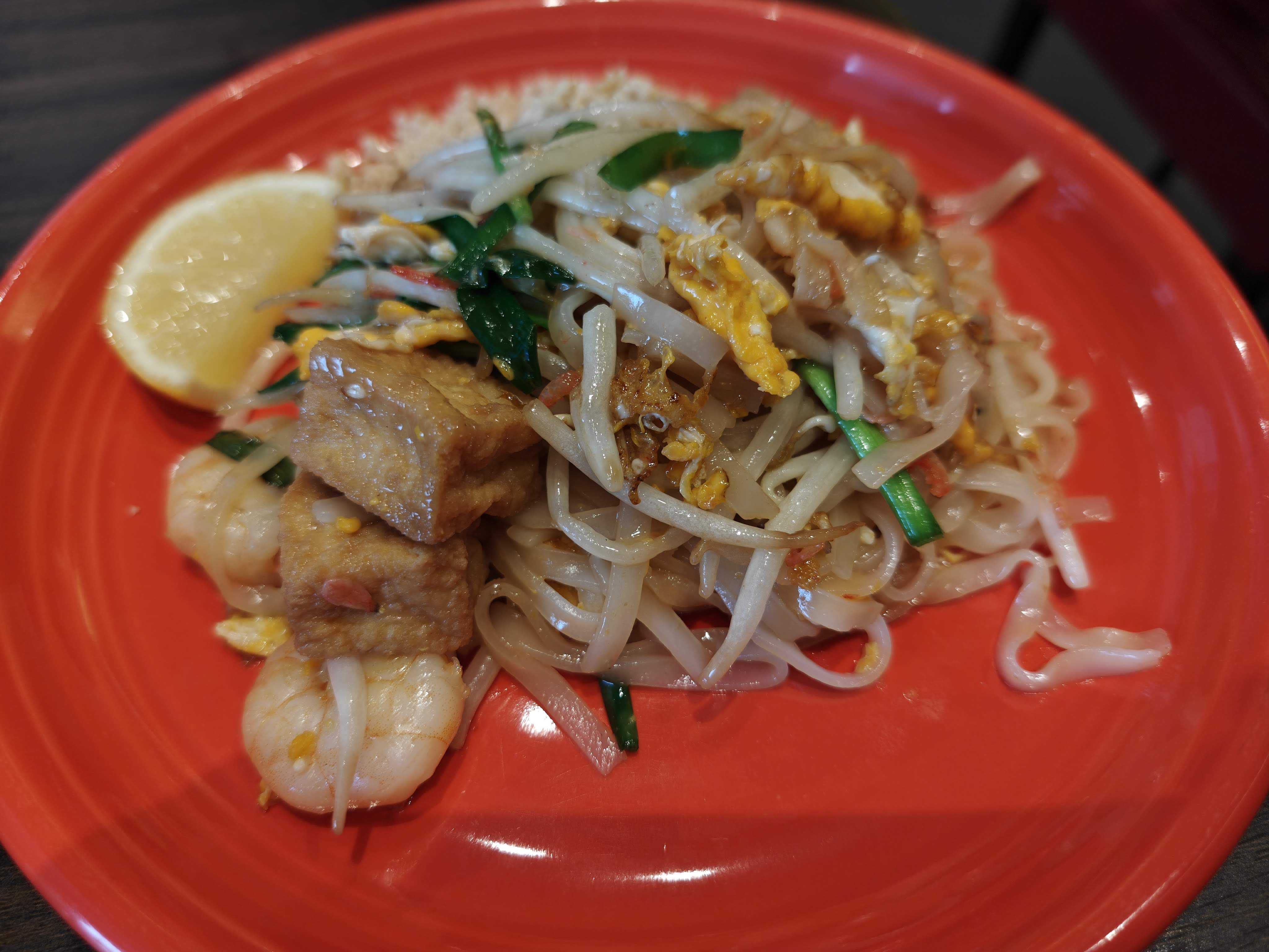 虎ノ門ヒルズで一人ランチ　スコンター　パッタイランチ