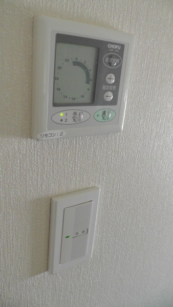 2階ホールにある床暖房用コントローラーと照明用スイッチ