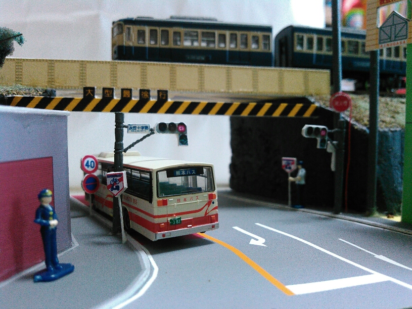 バスの屋根が信号機すれすれ